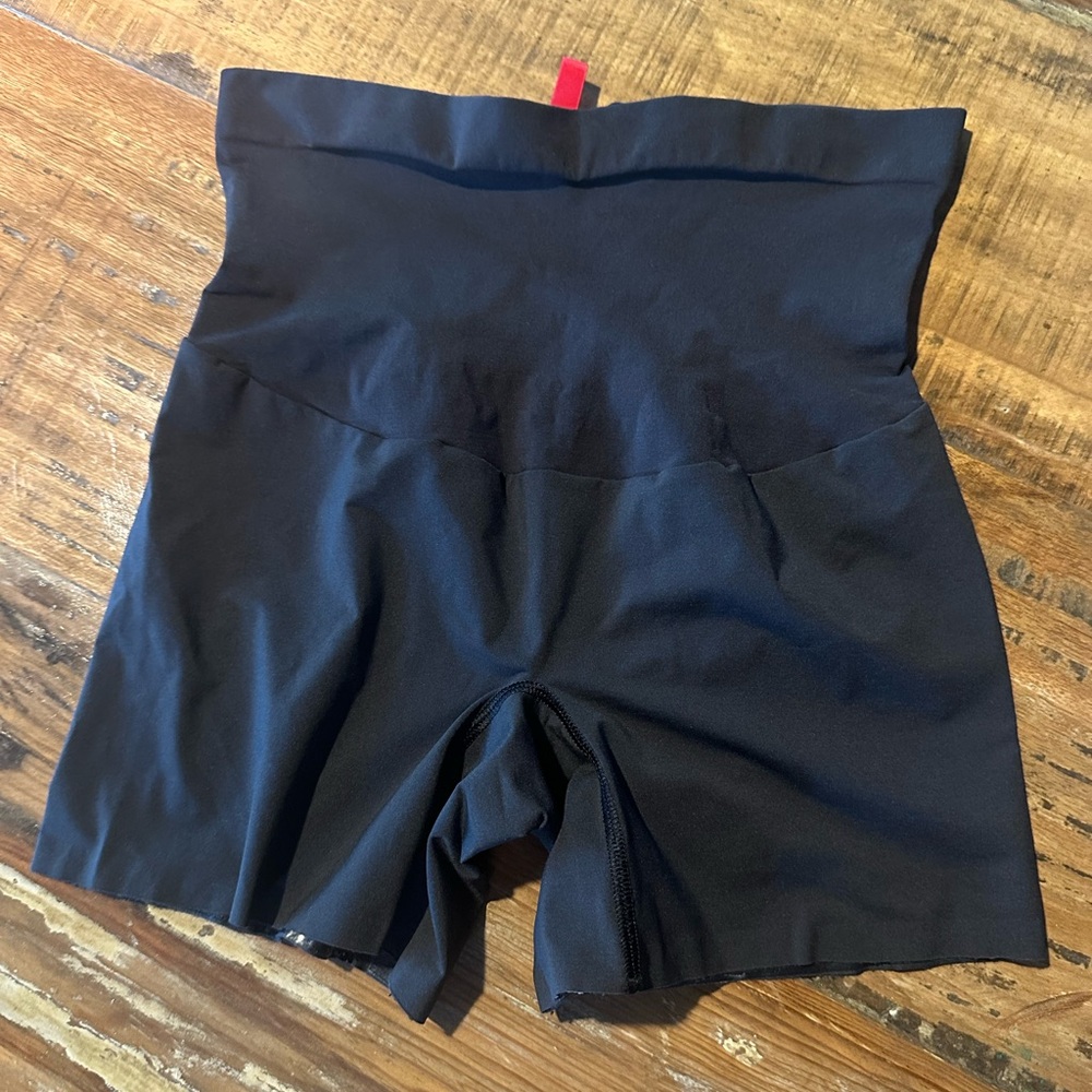 SPANX Shape Wear Size Medium in Black
